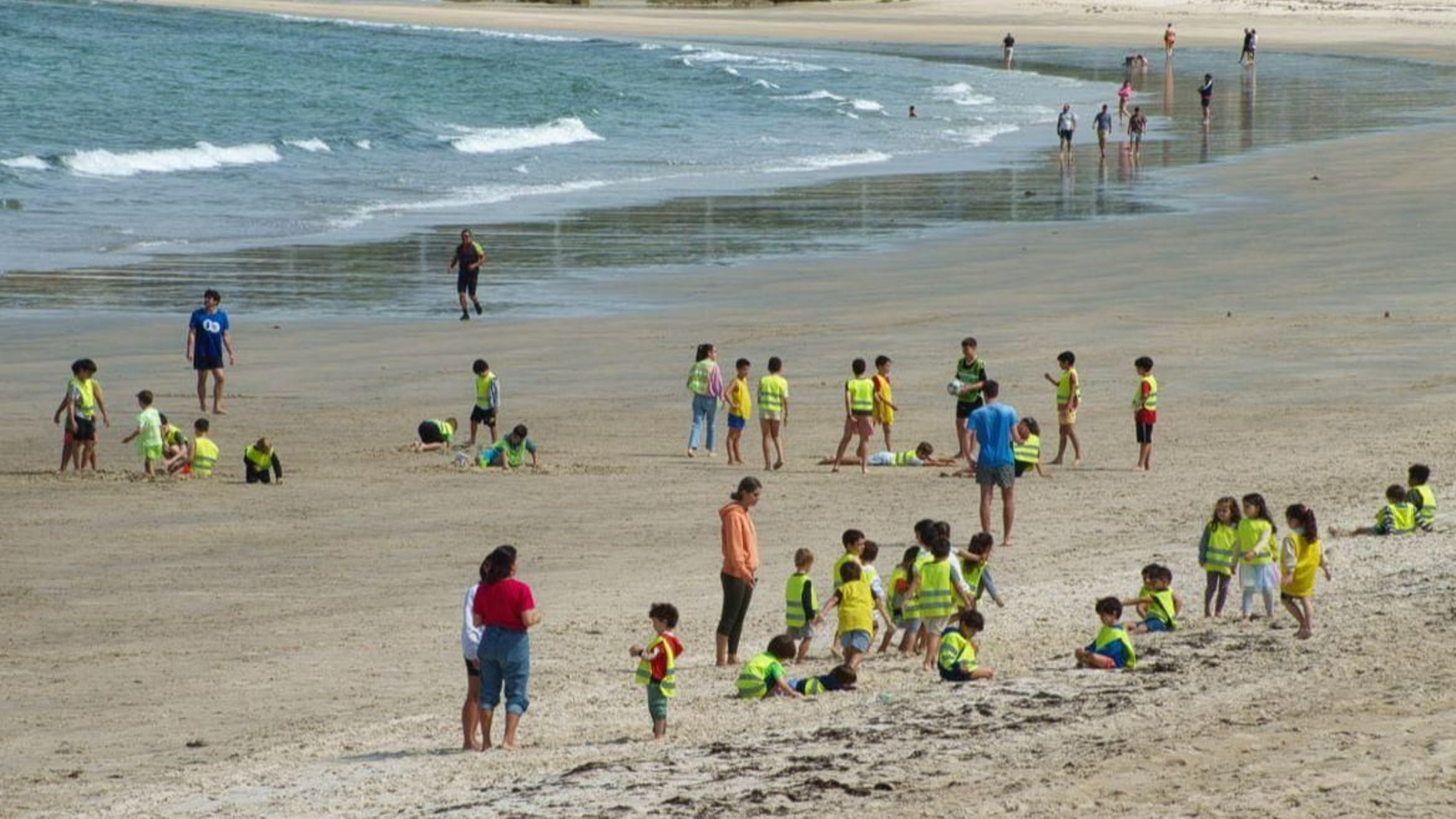 Actividades de un campamento de verano, en la playa de Samil.