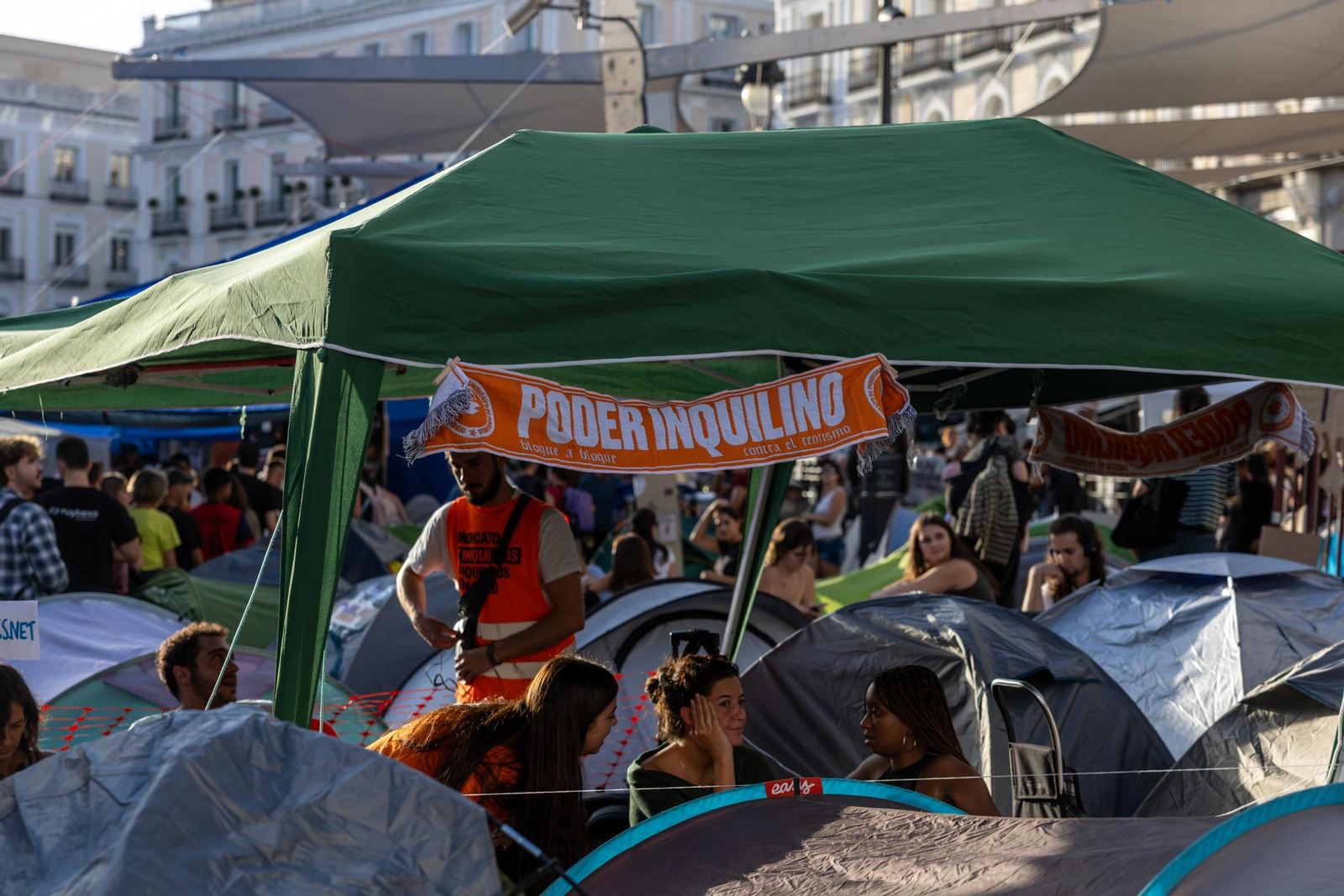 Galería | La acampada de Sol por una vivienda digna se sigue extendiendo y los congregados insisten en esta medida de presión