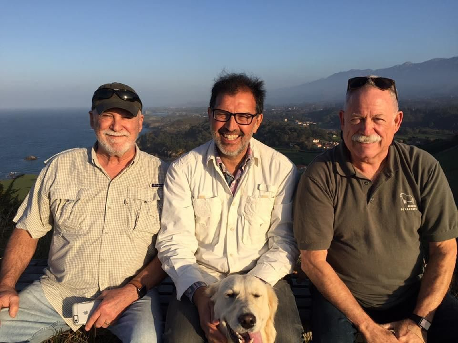 Anthony Carreño (izquierda) y Bill Wear (derecha), ambos ex pilotos militares junto al periodista Marcelo Carbone (en el centro de la imagen) durante una visita a España