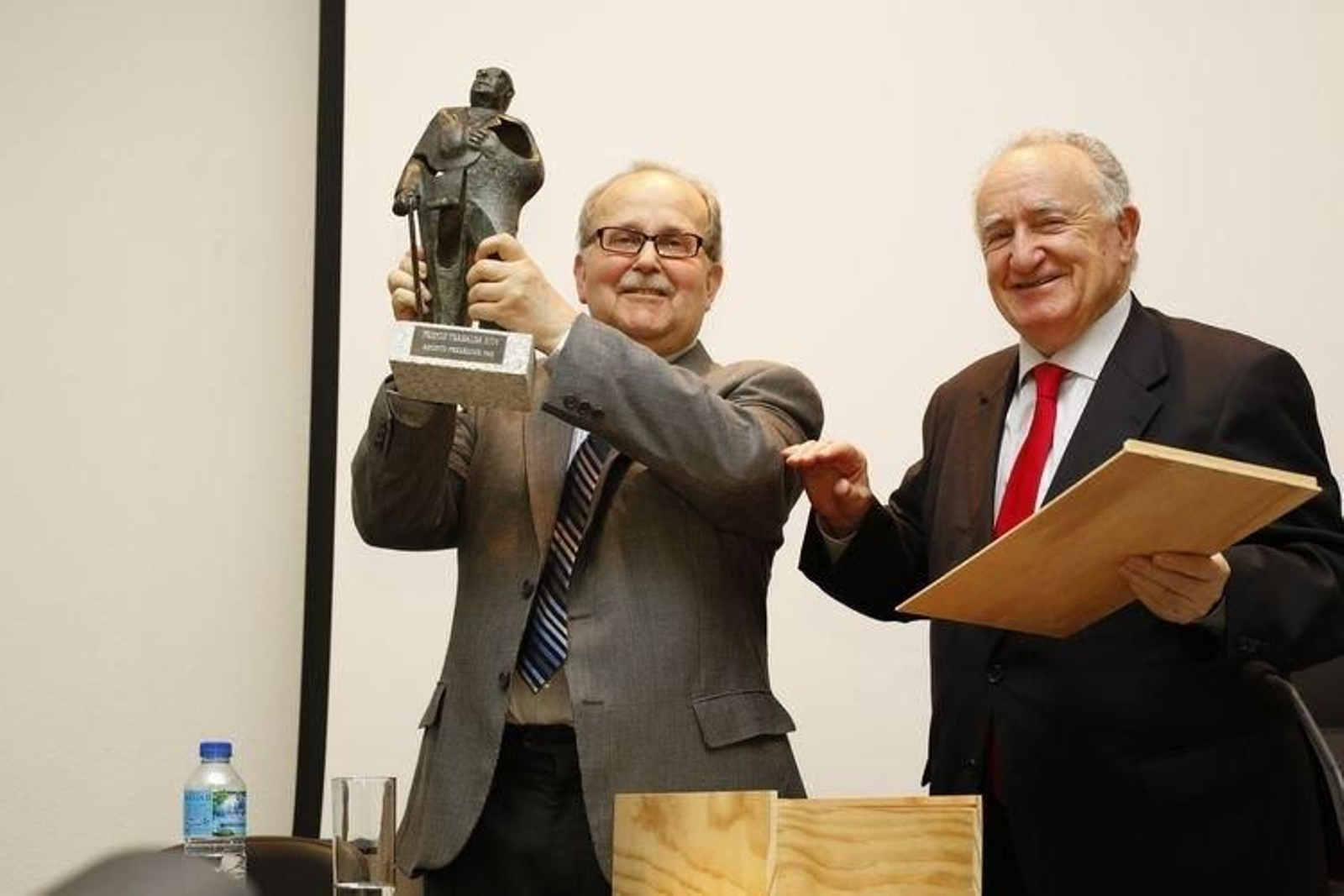 Entrega do premio Trasalva a Agustín Fernández Paz no pazo de Otero Pedrayo en Trasalba. (XESÚS FARIÑAS)
Foto: Xesús Fariñas