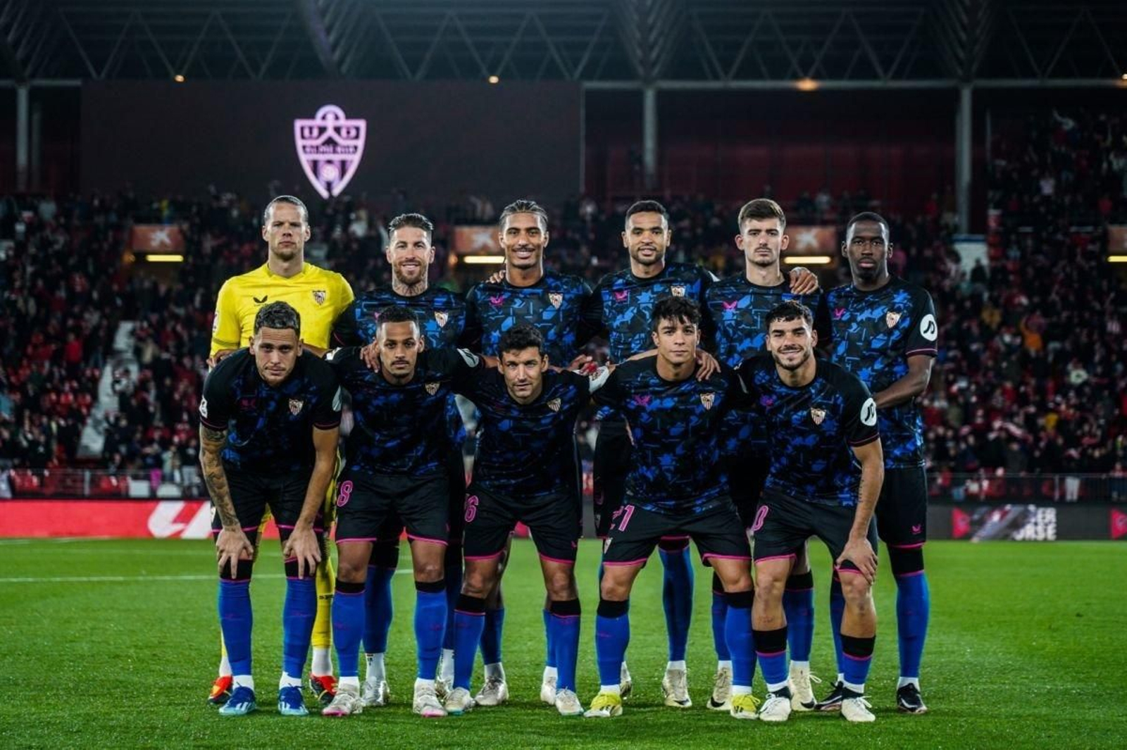 Quique Sánchez Flores, técnico sevillista, alineó este once en el partido de ayer contra el Almería.