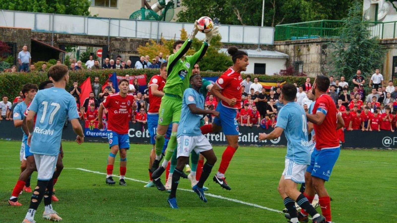 Álex Vila, guardameta local, se hace con un balón en un centro lateral.
