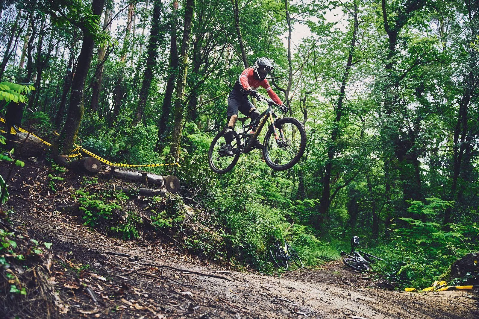 Los espectaculares vuelos de los participantes fueron uno de los atractivos de la jornada de enduro celebrada en Moaña.