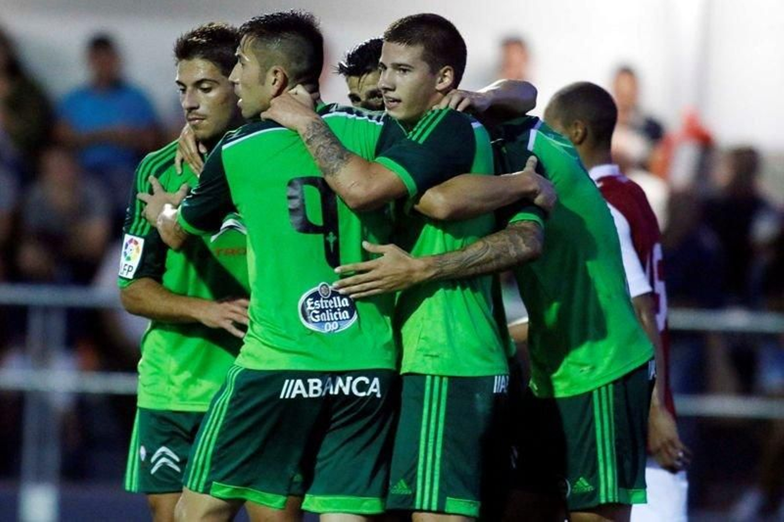Charles y Santi Mina celebran junto a sus compañeros uno de los cuatro goles marcados el lunes.