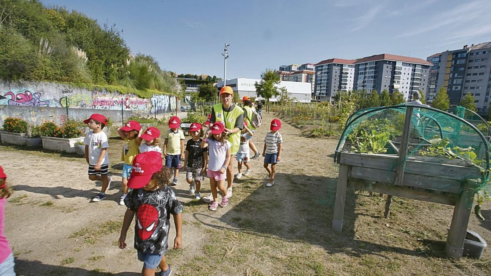 La actividad de las huertas ha calado entre los vecinos en una íntima simbiosis colaborativa.