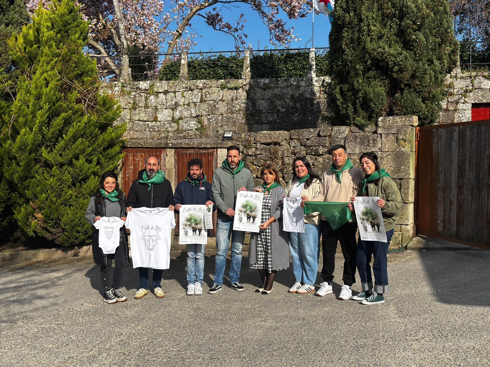 Representantes del Concello y la asociación Xan de Arzúa con el cartel de la fiesta de este año.