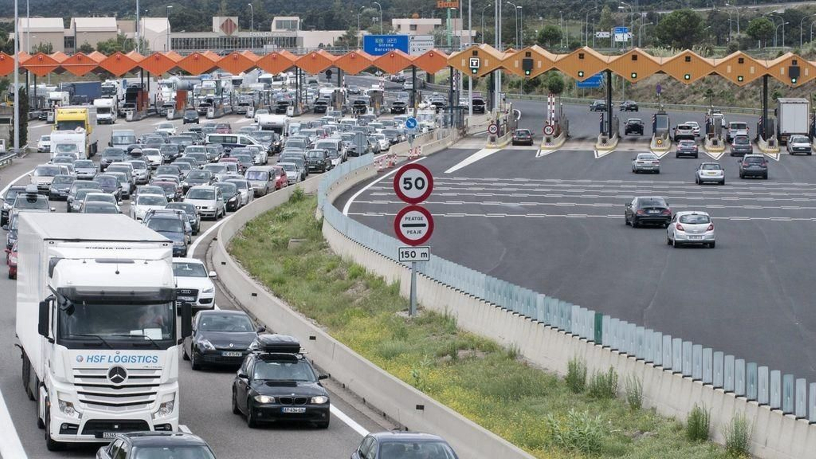 Colas a la salida de un peaje.