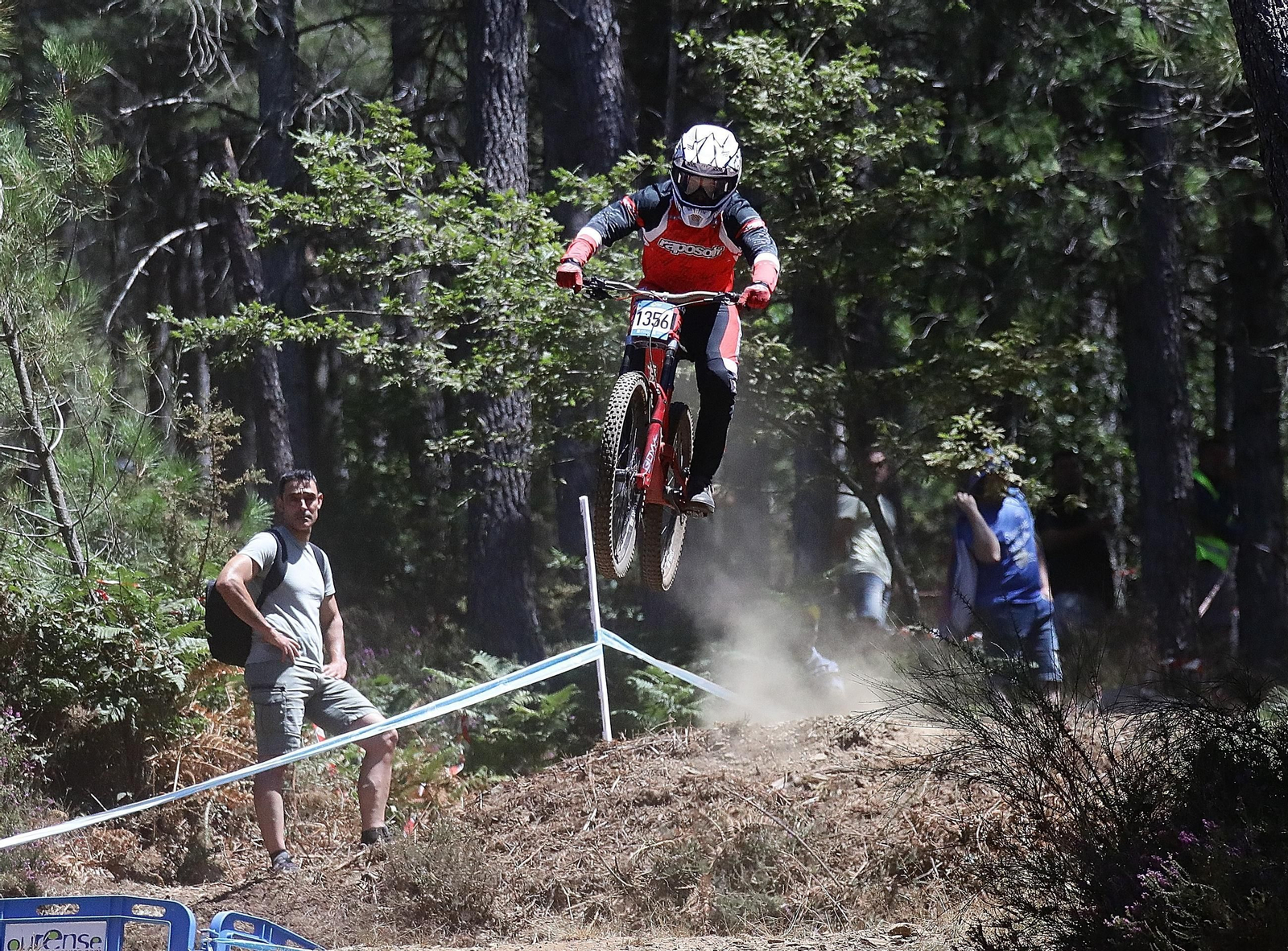 El Autonómico de descenso de mountain bike, un éxito en Xunqueira