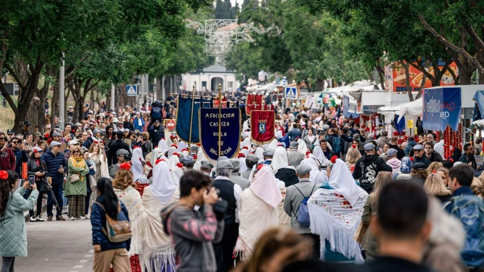 Decenas de personas en la pradera de San Isidro, en Madrid.
