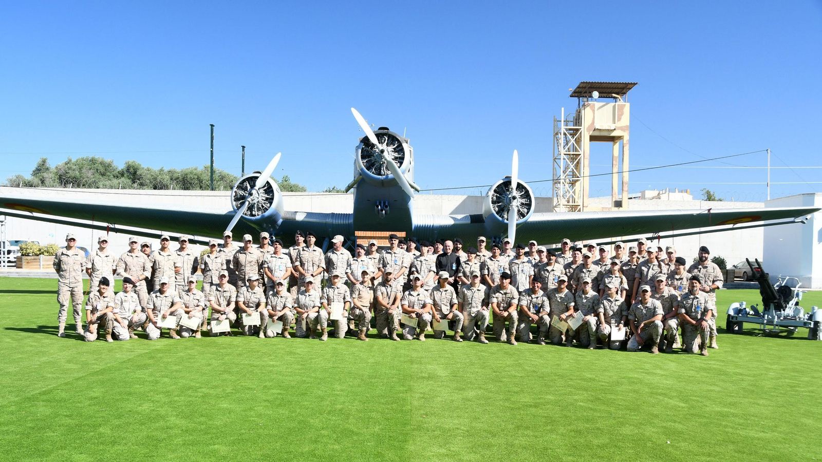 La Princesa Leonor posa en la fotografía de grupo tras finalizar el curso básico de paracaidismo en la Base Aérea de Alcantarilla.