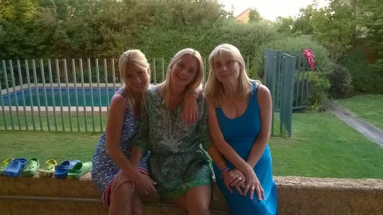 Beatriz Carballo con sus hijas