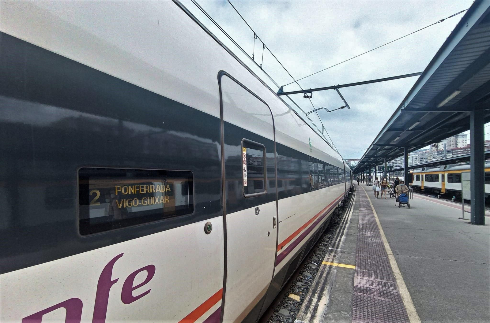 Tren regional en la estación de Vigo Guixar. (Isaac Cruz)