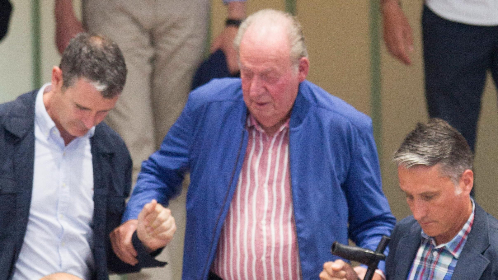 El rey emérito Juan Carlos I a su llegada al pabellón municipal de Pontevedra para asistir al partido de balonmano que disputan este sábado, el Club Cisne Balommano y el Barça B, equipo en el que juega su nieto, Pablo Urdangarín. EFE/Salvador Sas