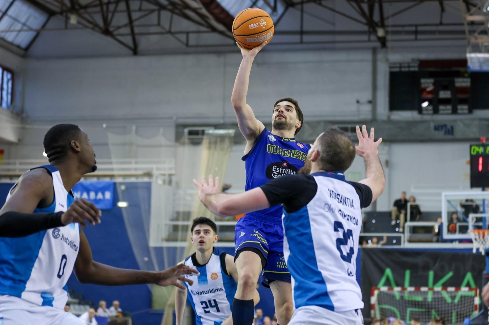Rafa Lisboa lanza a canasta durante el partido.