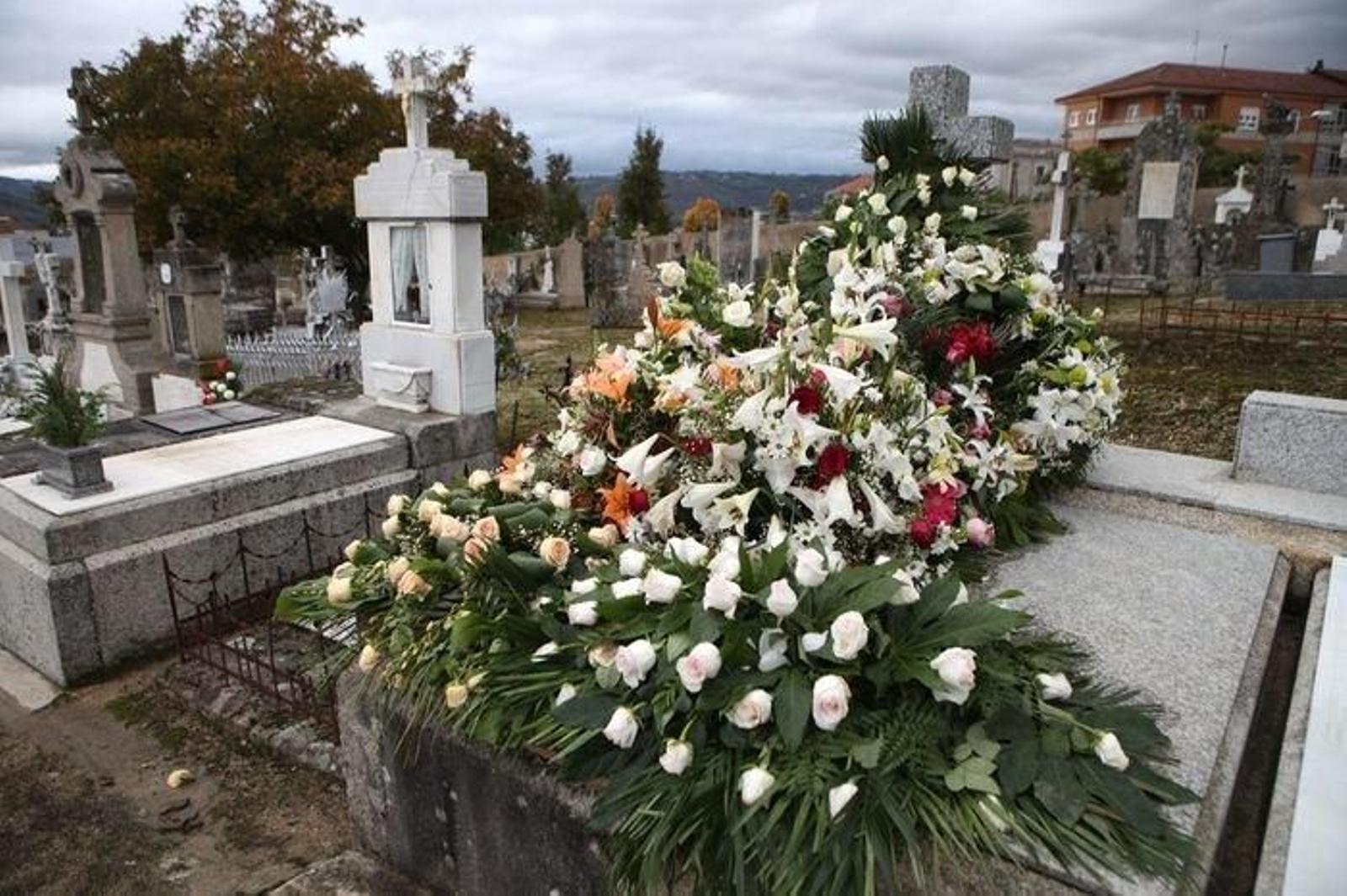 Centros de flores sobre una lápida, en el cementerio de San Francisco.