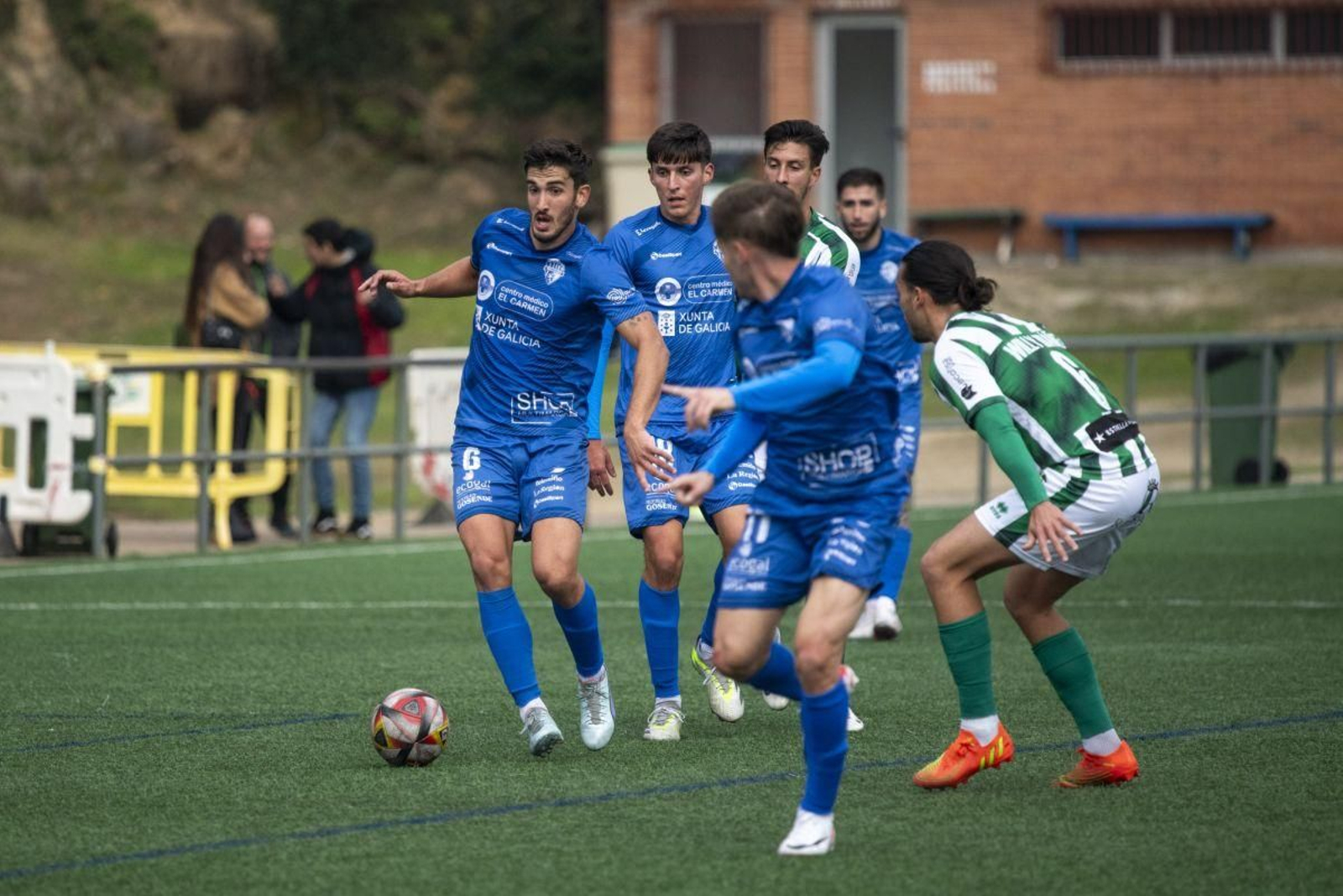 Facu Ballardo observa el desmarque del goleador Álex Gil, que mantiene al Ourense CF en lo más alto de la tabla.
