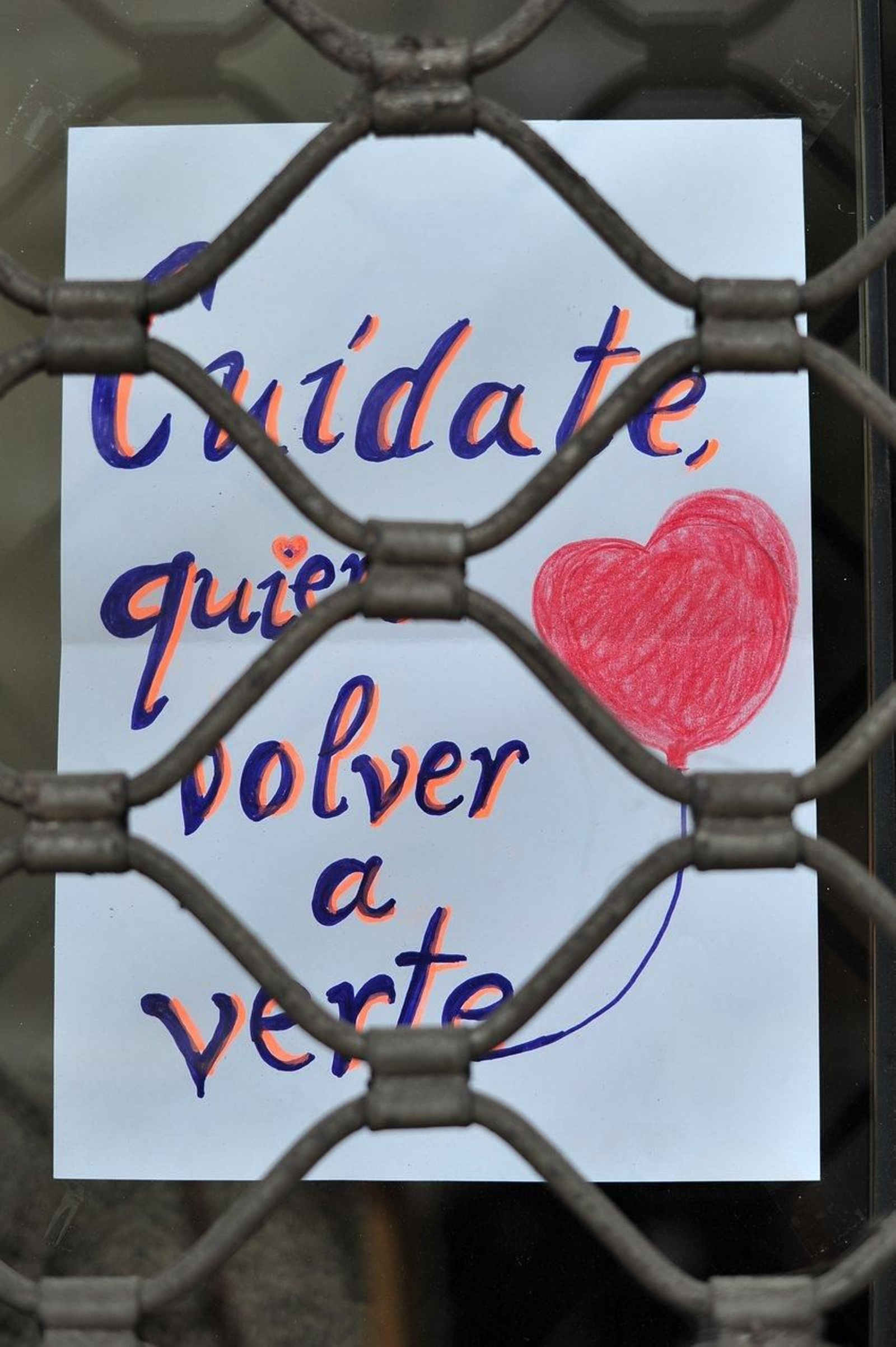 Carteles de ánimo en el comercio. Foto: José Paz