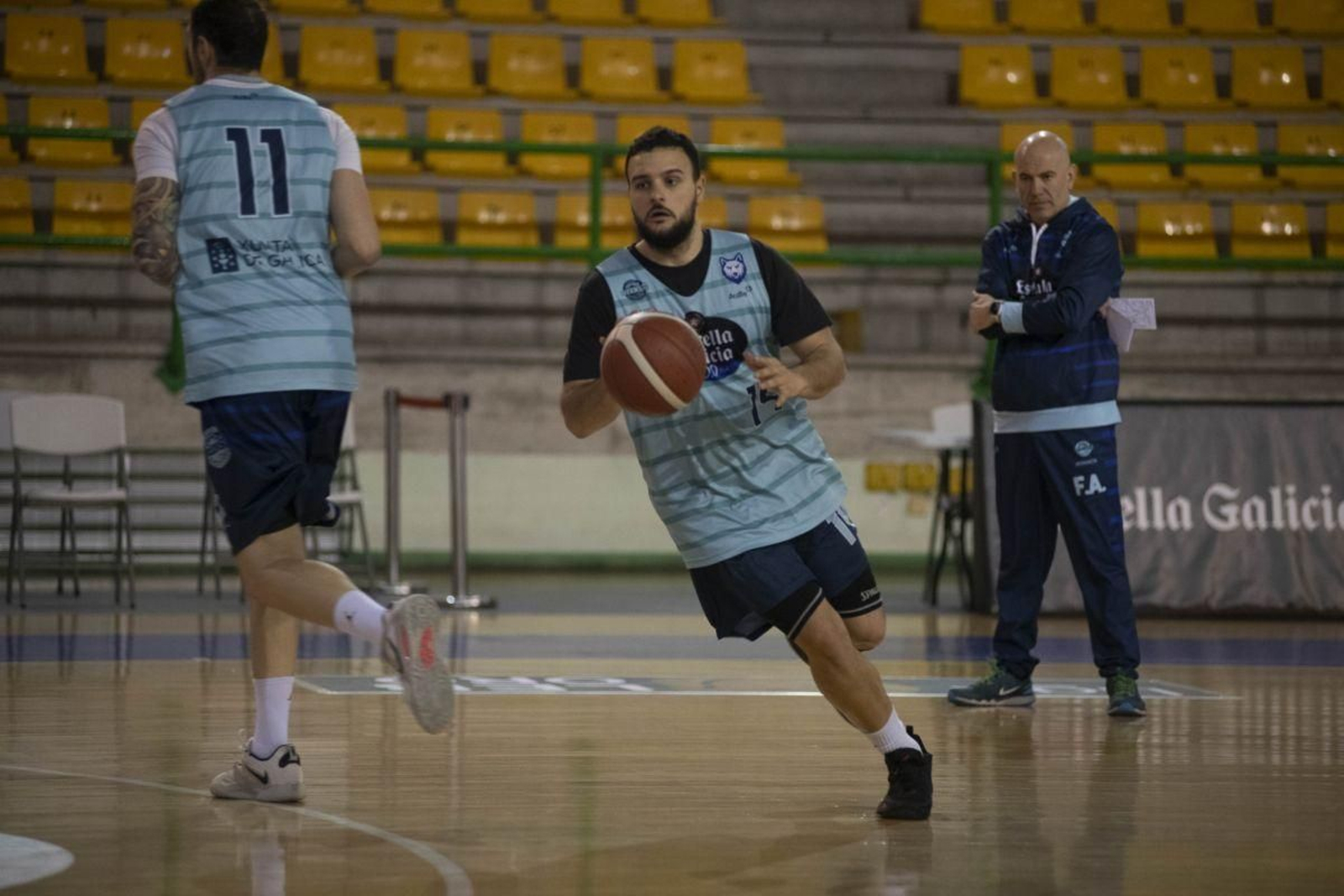 Ferrán Ventura recibe la bola durante el entrenamiento del COB. XESÚS FARIÑAS