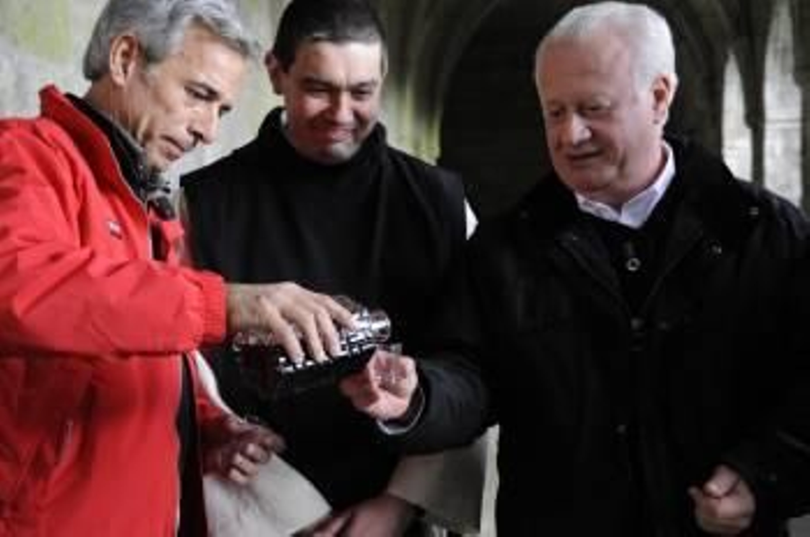 Imanol Arias, Juan Javier Martín y Juan Echanove, probando el eucaliptine. (Foto: Xesús Fariñas)
