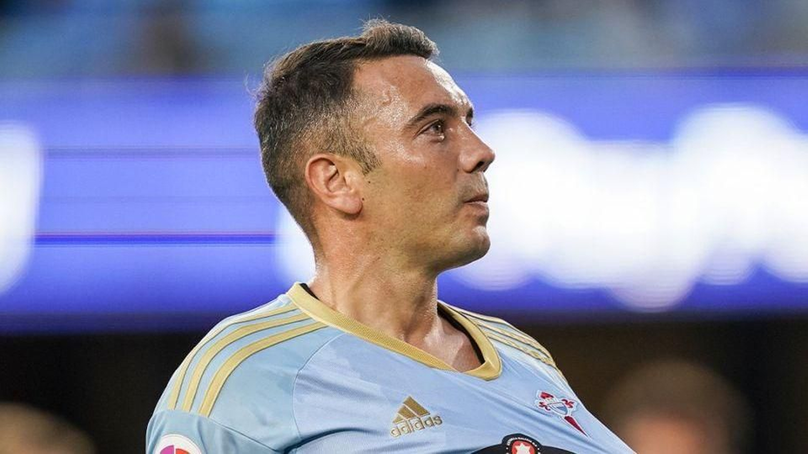 Iago Aspas muestra el escudo del Celta en su característica celebración de goles.