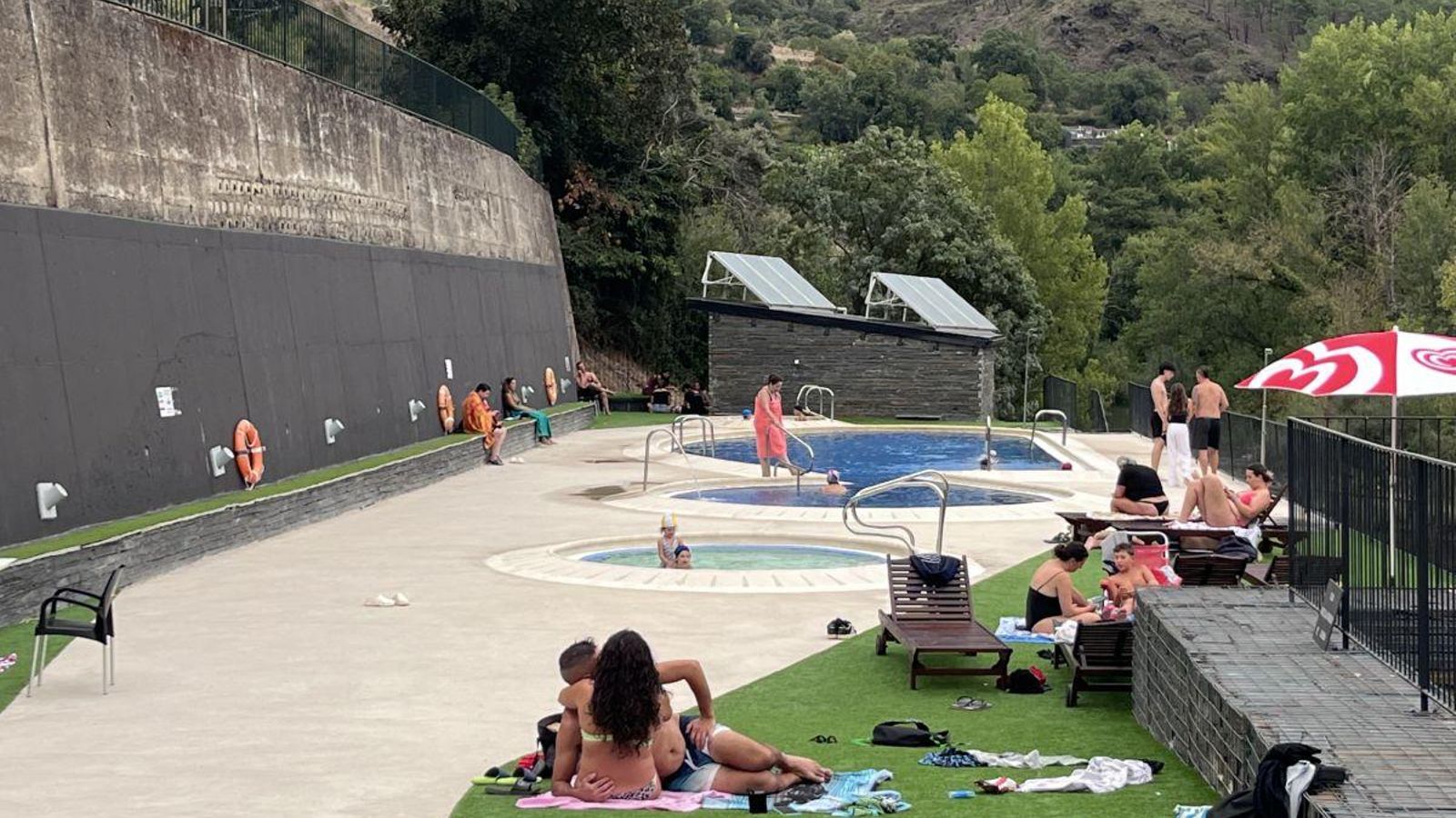 La zona del jacuzzi y los vasos con chorros.