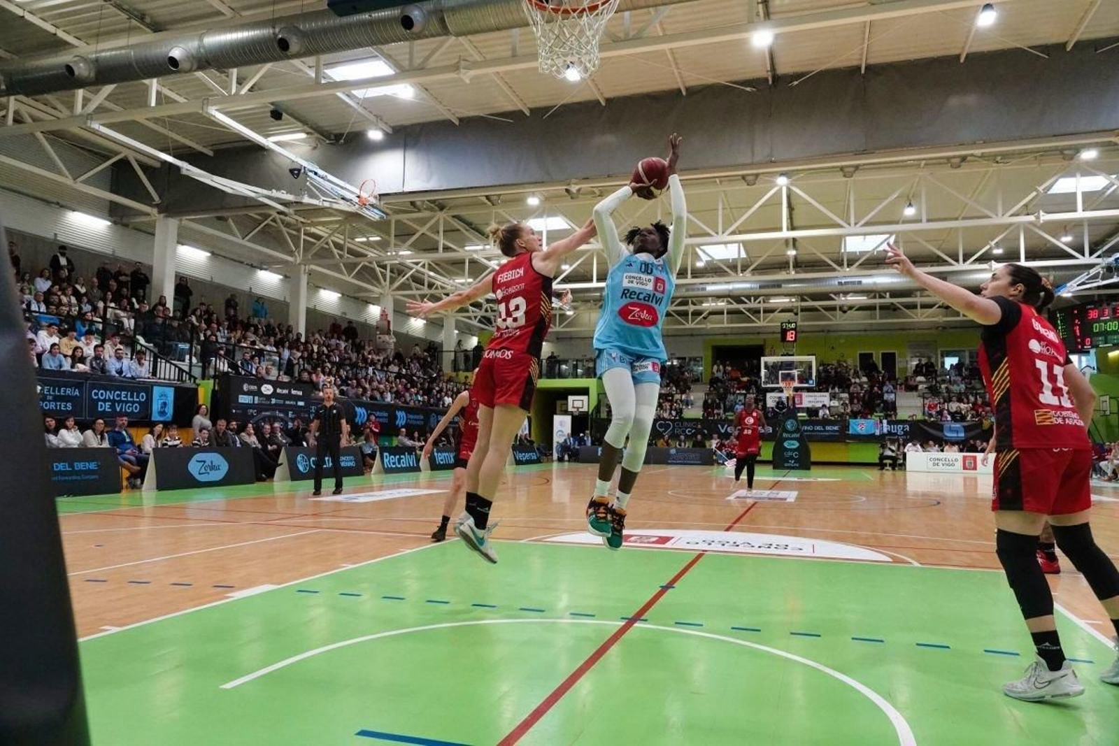 Haidara lanza a canasta en un pabellón de Navia lleno durante el duelo ante el Zaragoza.