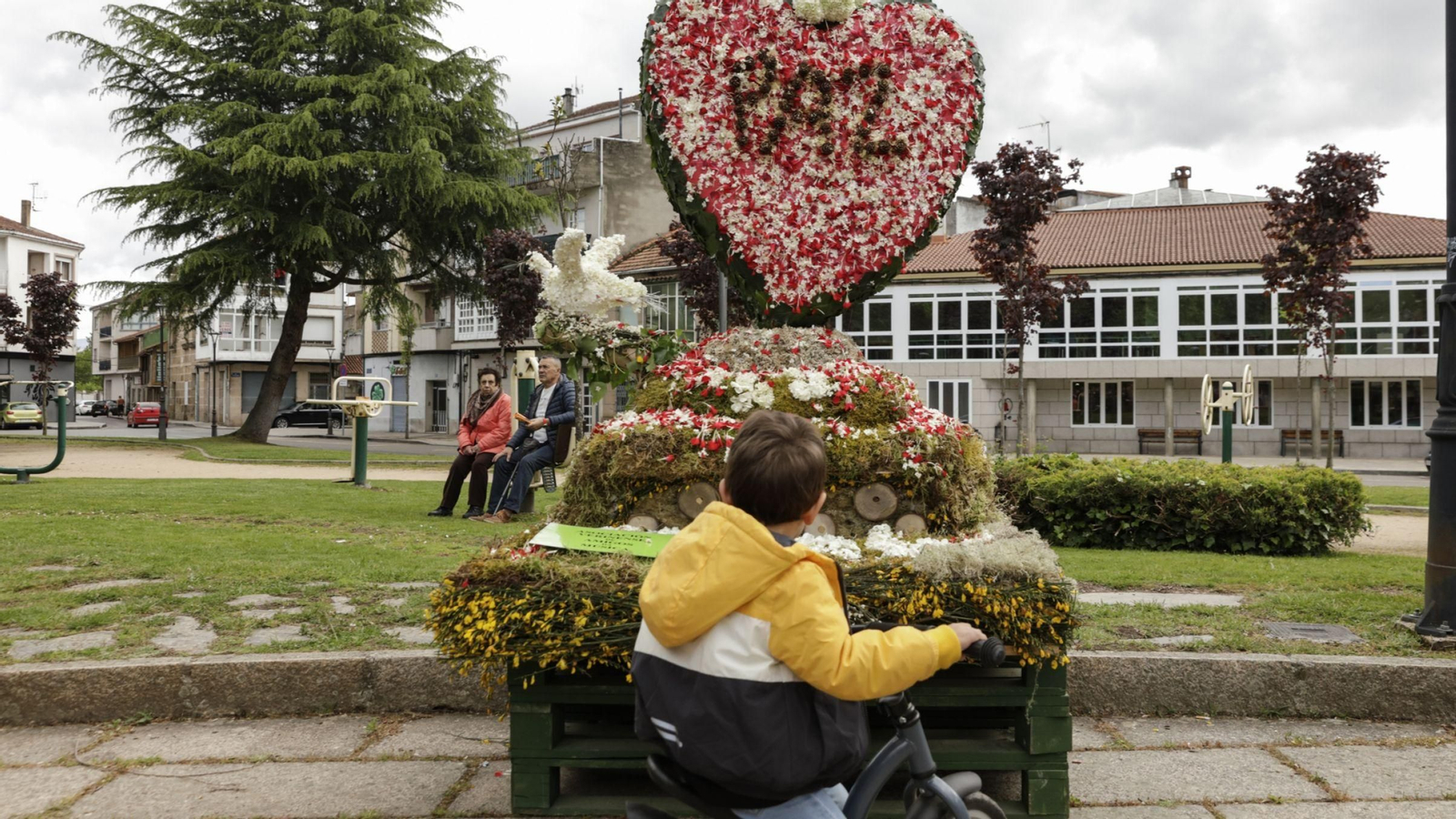 Un joven verinense observa uno de los “maios” elaborado el año pasado.