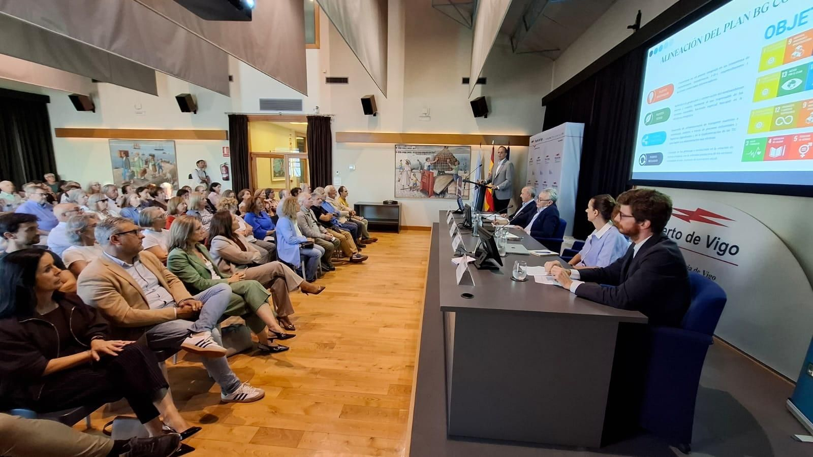 Carlos Botana, ayer en su charla para el IEV en el edificio de sesiones del Puerto