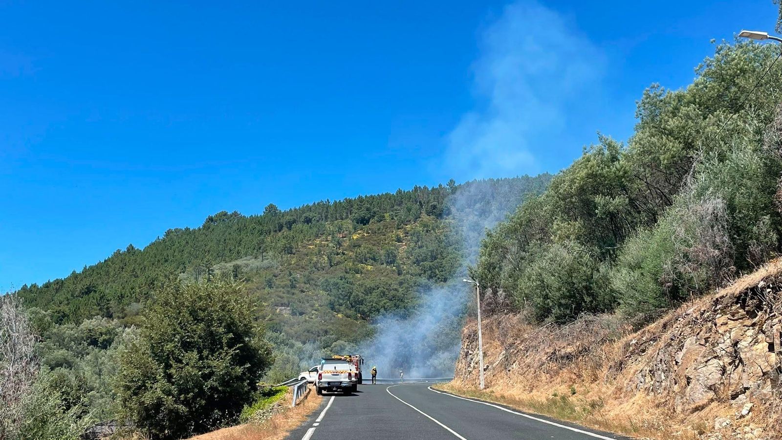 El humo del incendio desde una carretera próxima.