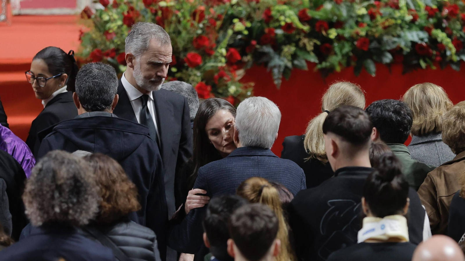 Los Reyes Felipe VI y Letizia dan consuelo a los familiares de las víctimas después de la misa funeral.