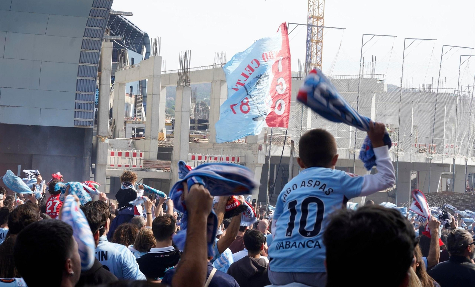 Galería | Una marea celeste recibe a los jugadores en Balaídos