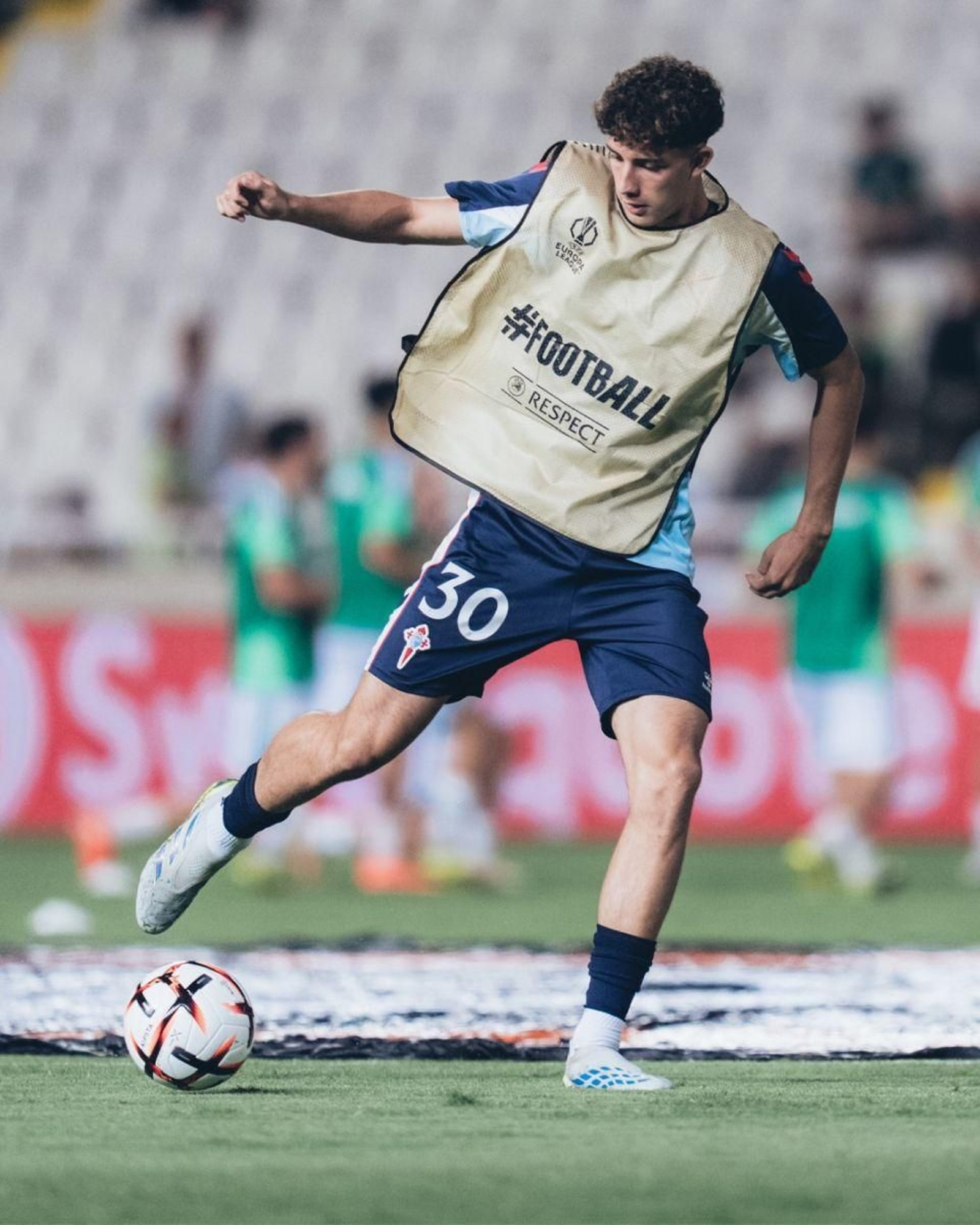 Hugo Burcio calienta previo al partido contra el Omonia de Nicosia, en el que debutó como titular.