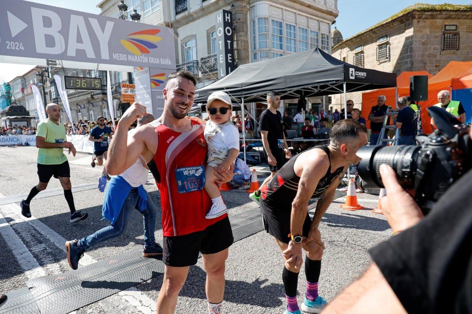 Llegada a la meta de los participantes en la Vig-Bay 2024.