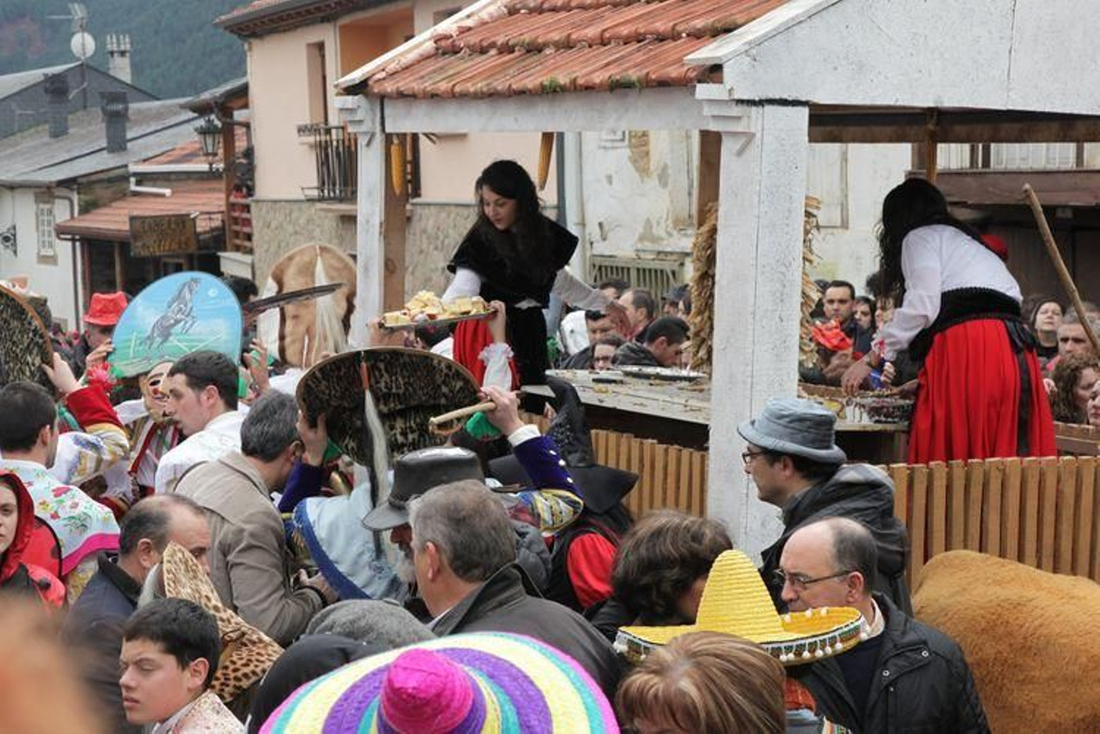 Laza recibe a los peliqueiros con bica y licor café