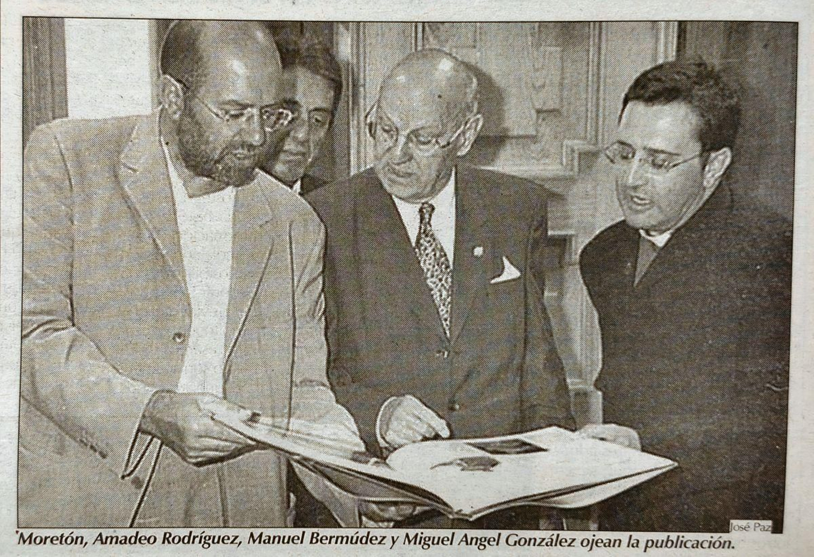De izquierda a derecha, Mani Moretón, Amadeo Rodríguez, Manuel Bermúdez y Miguel Ángel González hojeando el volumen.