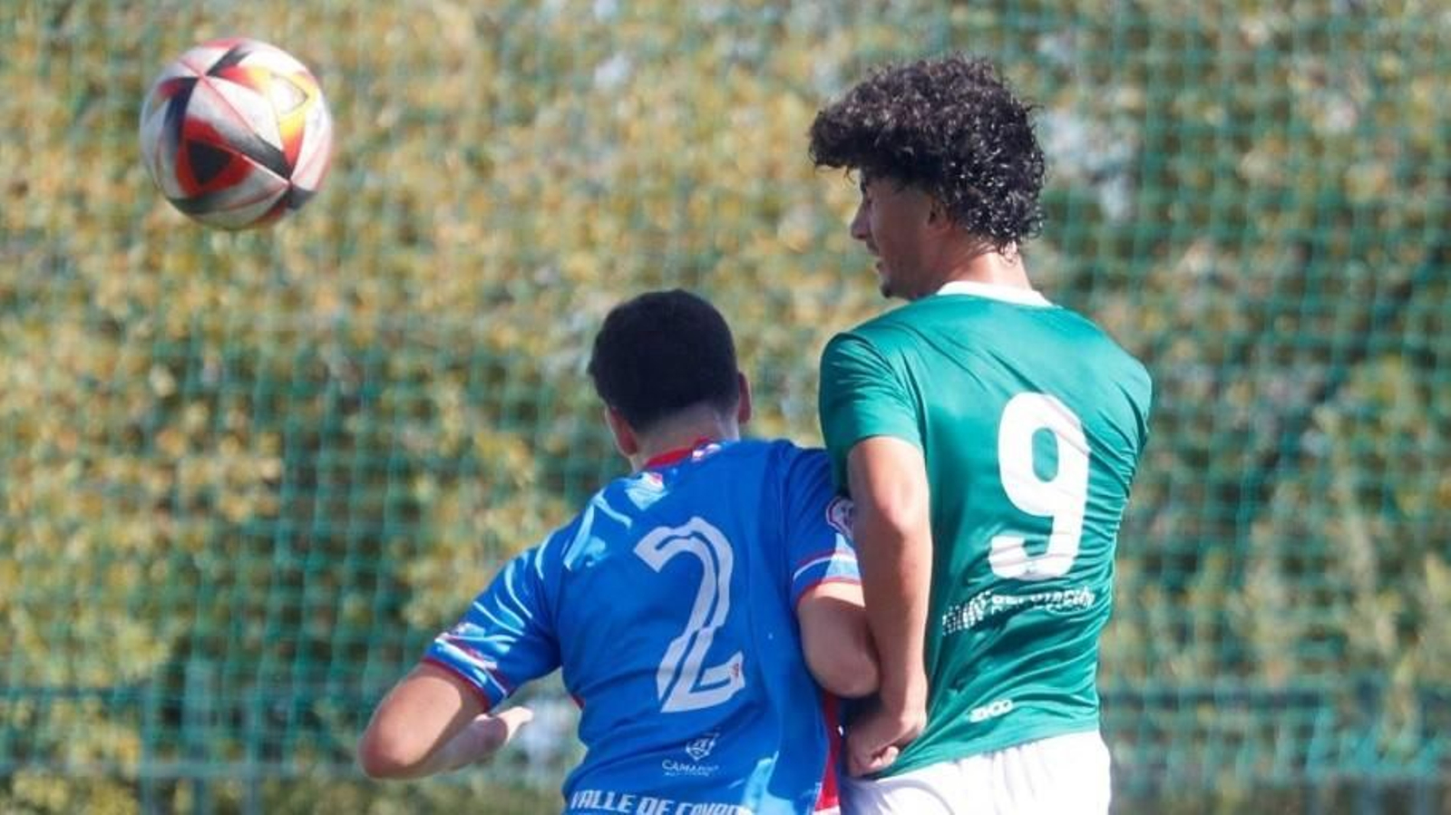 Tariq gana un balón dividido de cabeza ante Macías.