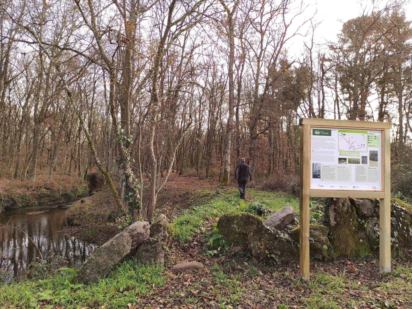 Senderismo en Pereiro de Aguiar. Se ha mejorado los paneles informativos y las señalizaciones.