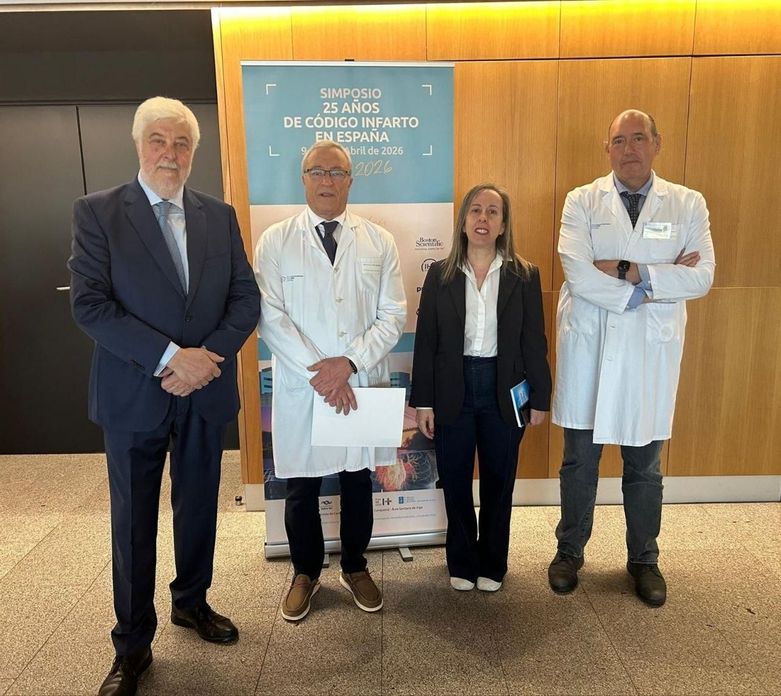 Andrés Íñiguez, Javier Puente, Raquel Vázquez (directora xeral de Asistencia Hospitalaria) y Olivares.