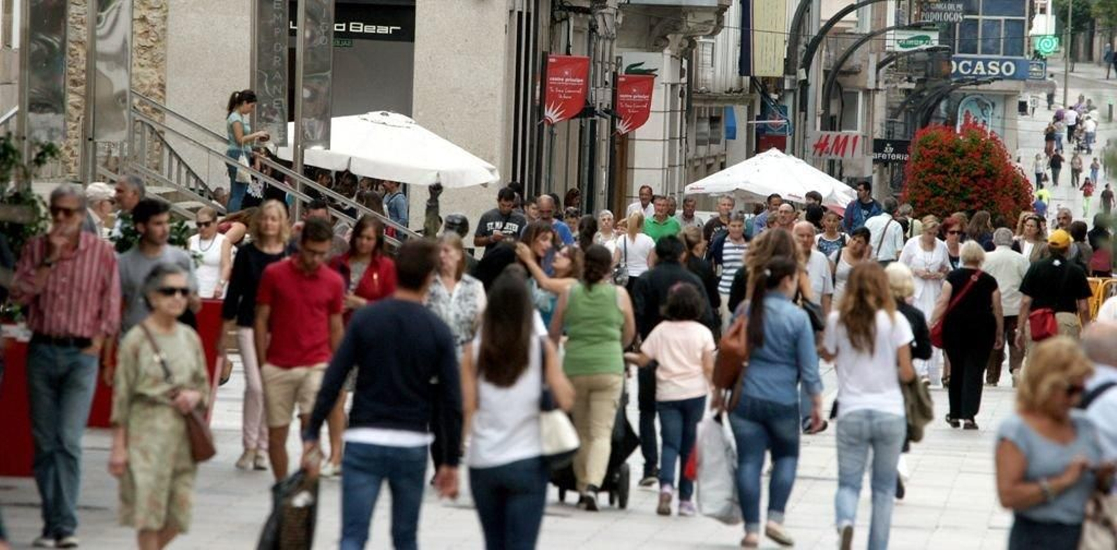 Los jóvenes optan por emigrar o volver a estudiar ante la situación del mercado laboral.