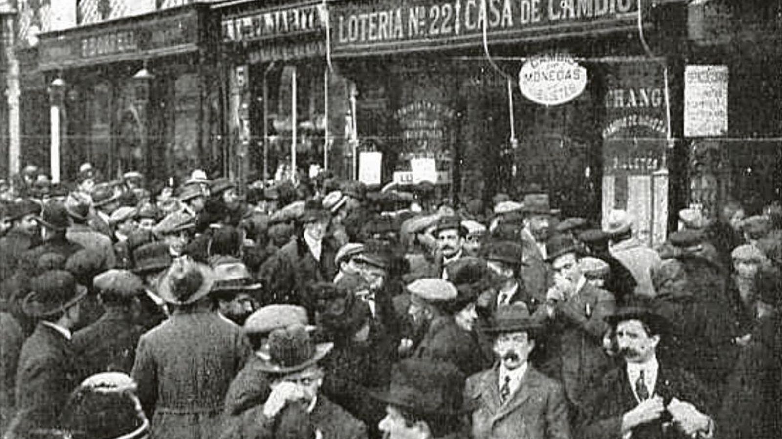 Ante una administración de lotería en 1913 (Puerta del Sol).