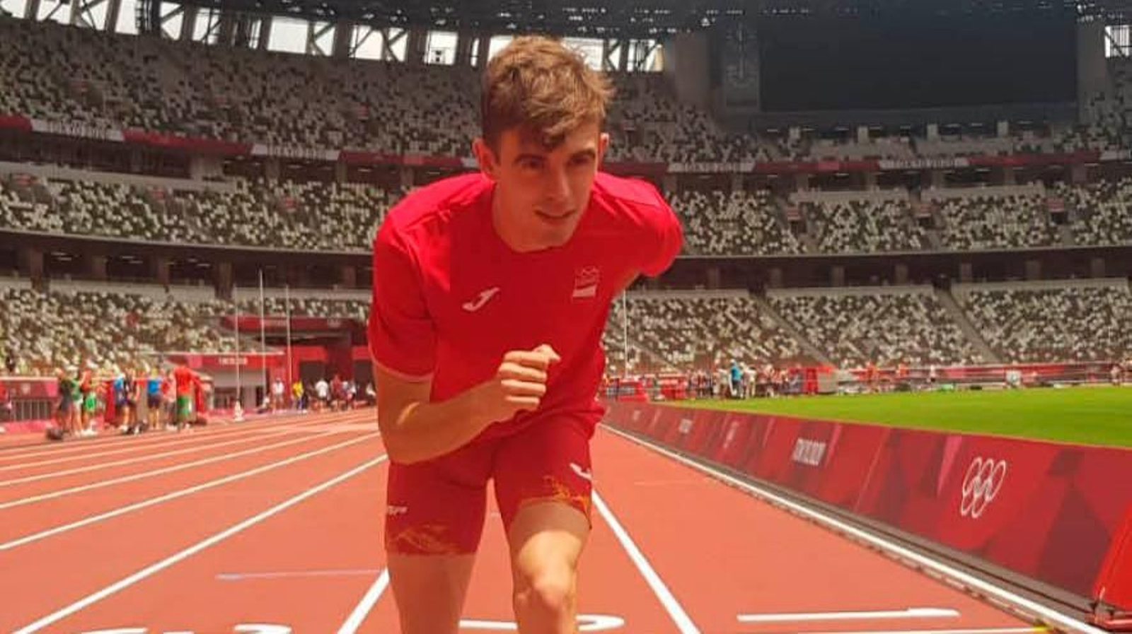 Los atletas se preparan para entrar en acción en el estadio olímpico