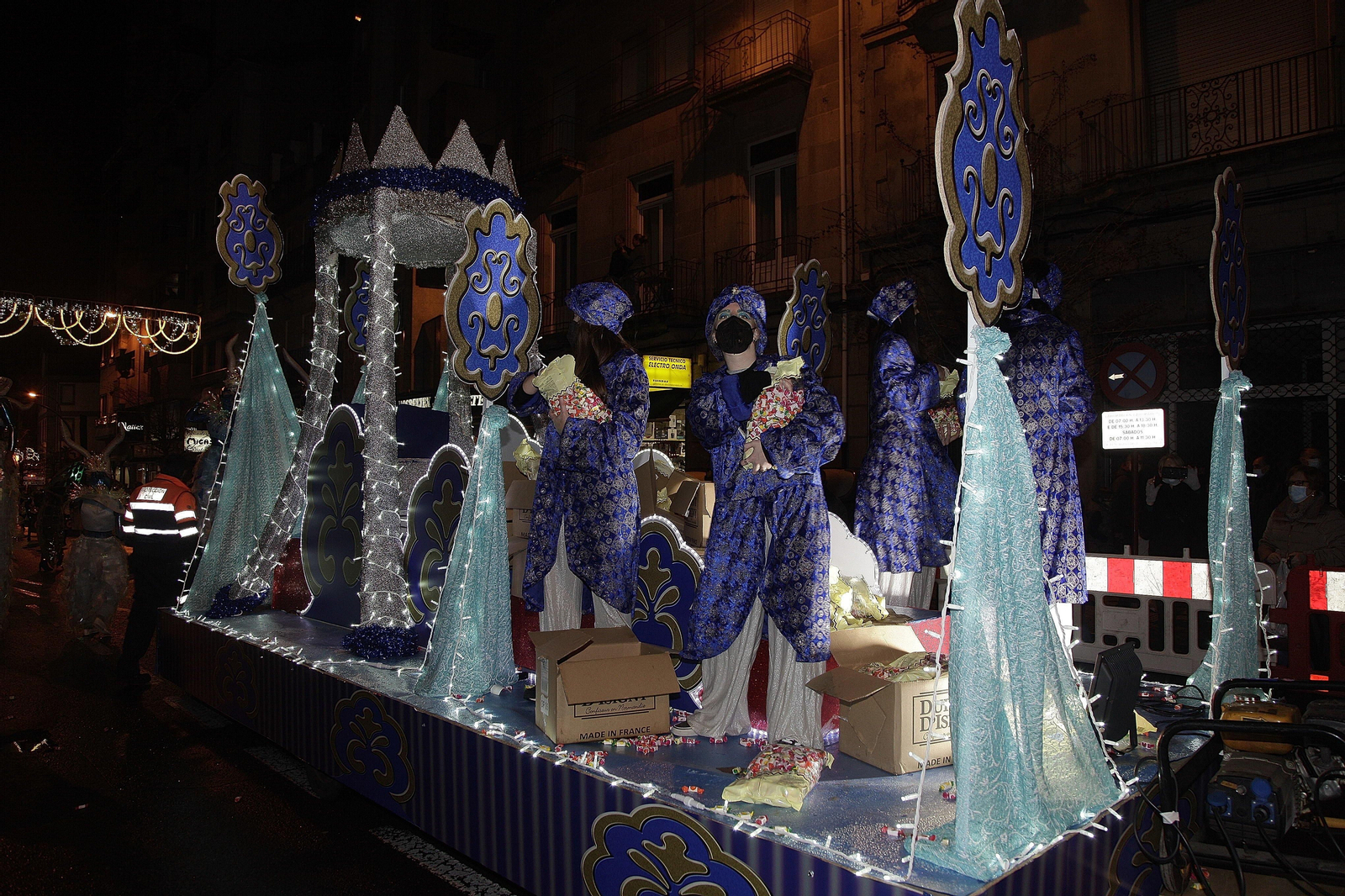 OURENSE. La comitiva de los Reyes, que lanzaron caramelos al público.// Miguel Ángel