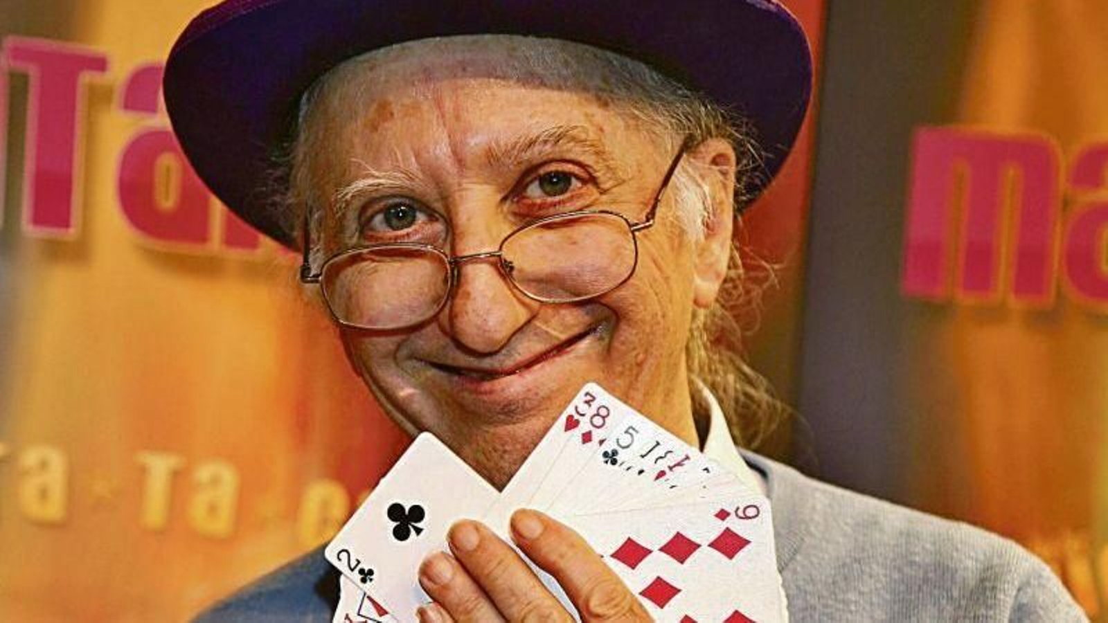 El mago Juan Tamariz, durante una actuación.