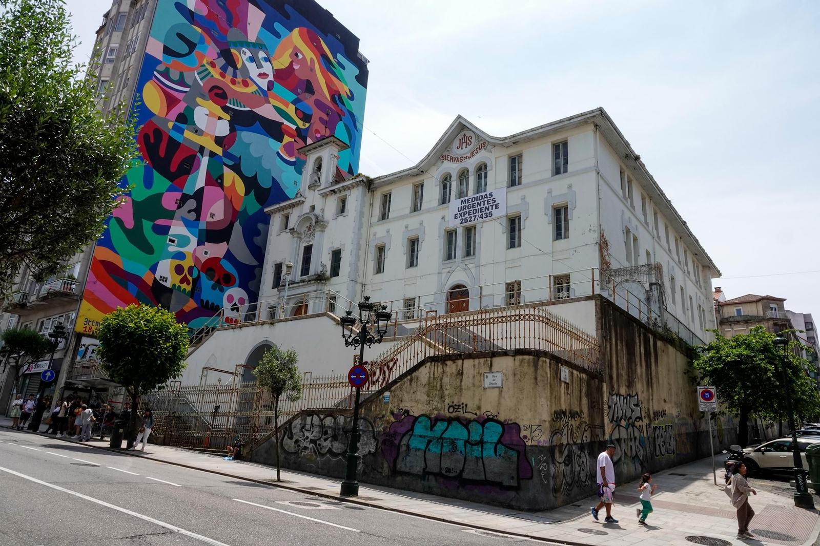 La fachada del asilo de las Siervas de Jesús en Urzaiz, con el cartel de las medidas urgentes.