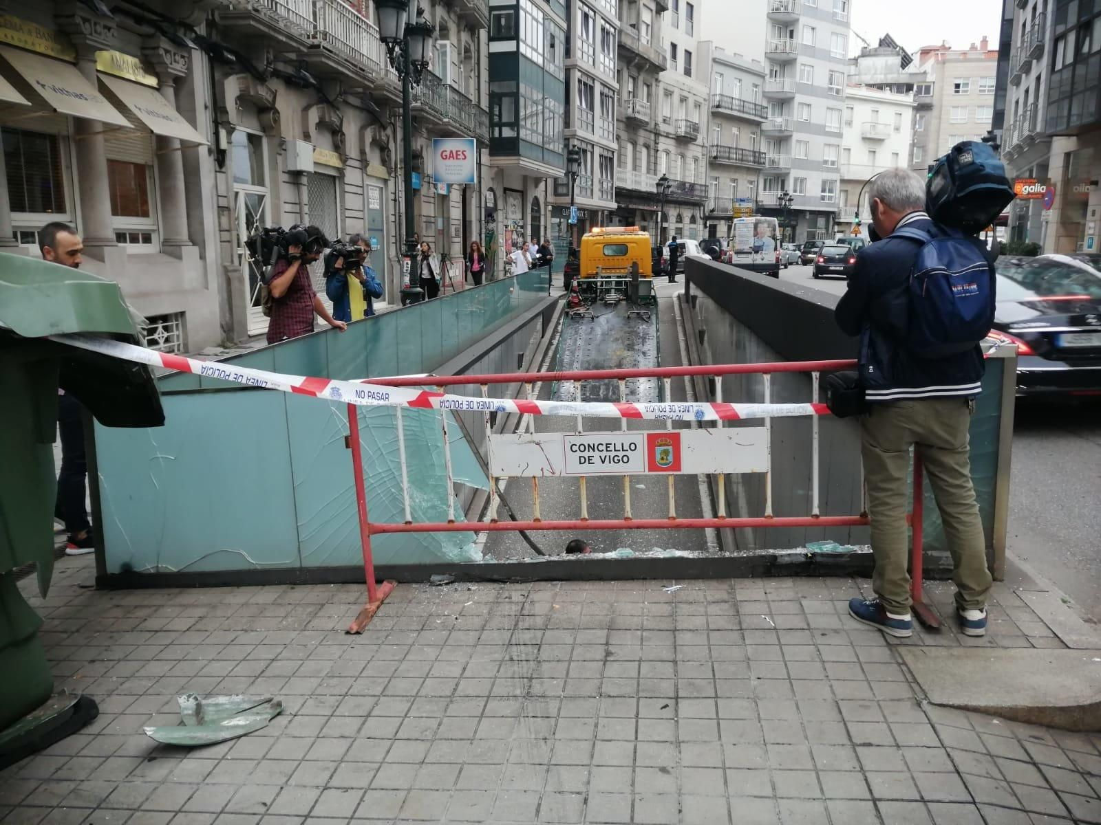 Un coche se precipito al párking en la calle Lepanto // Vicente Alonso