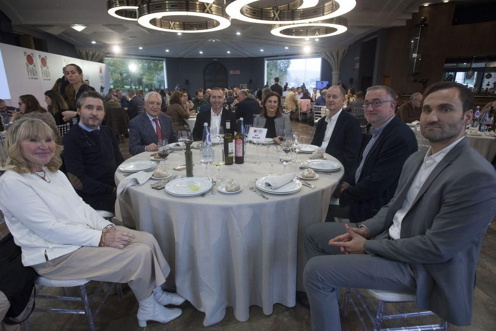 MESA RÍO SALAS | María Antonia Rilo, vicesecretaria de Igualdad del Partido Popular de Ourense; Xaime Calviño, redactor jefe de La Región; Francisco Novoa, director del Grupo Academia Postal en Ourense; Lalo Gómez, administrador de Sublime Deporte; Loli Alonso, jefa de Administración de Atlántico; Abel Ocampo, director del Centro Integrado de FP Portovello (Ourense); Alfonso Silva, director del CIFP Valentín Paz Andrade (Vigo), y Alberto Sánchez, director de Transformación e Innovación de Viaqua.