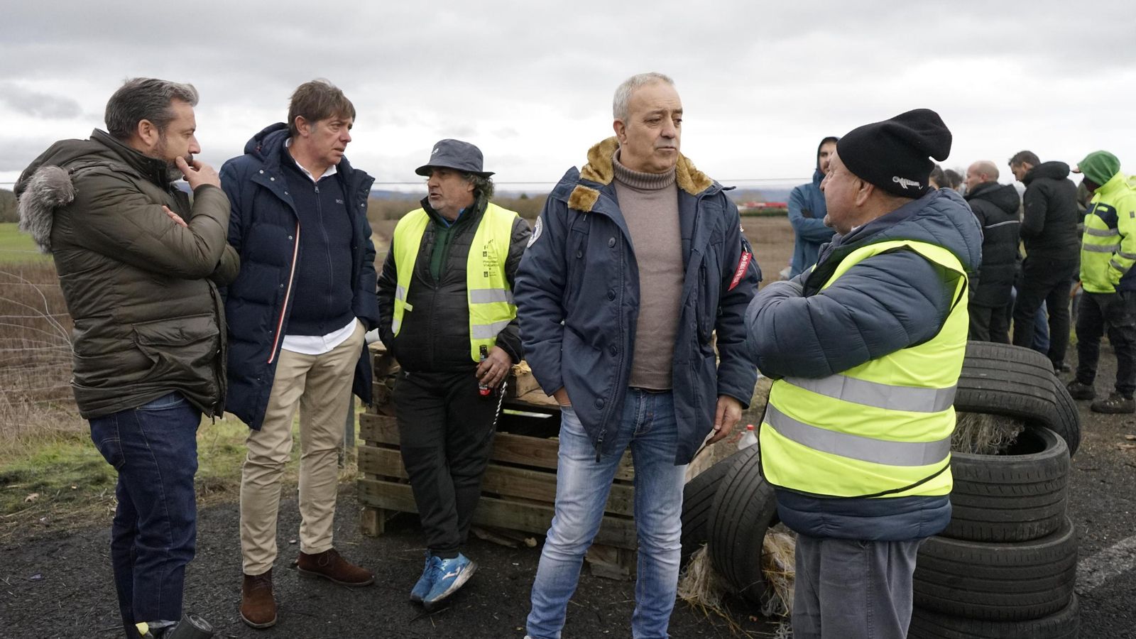 Galería | Paja, pallets, neumáticos y altavoces convierten la A-52 en el campamento base de la tractorada
