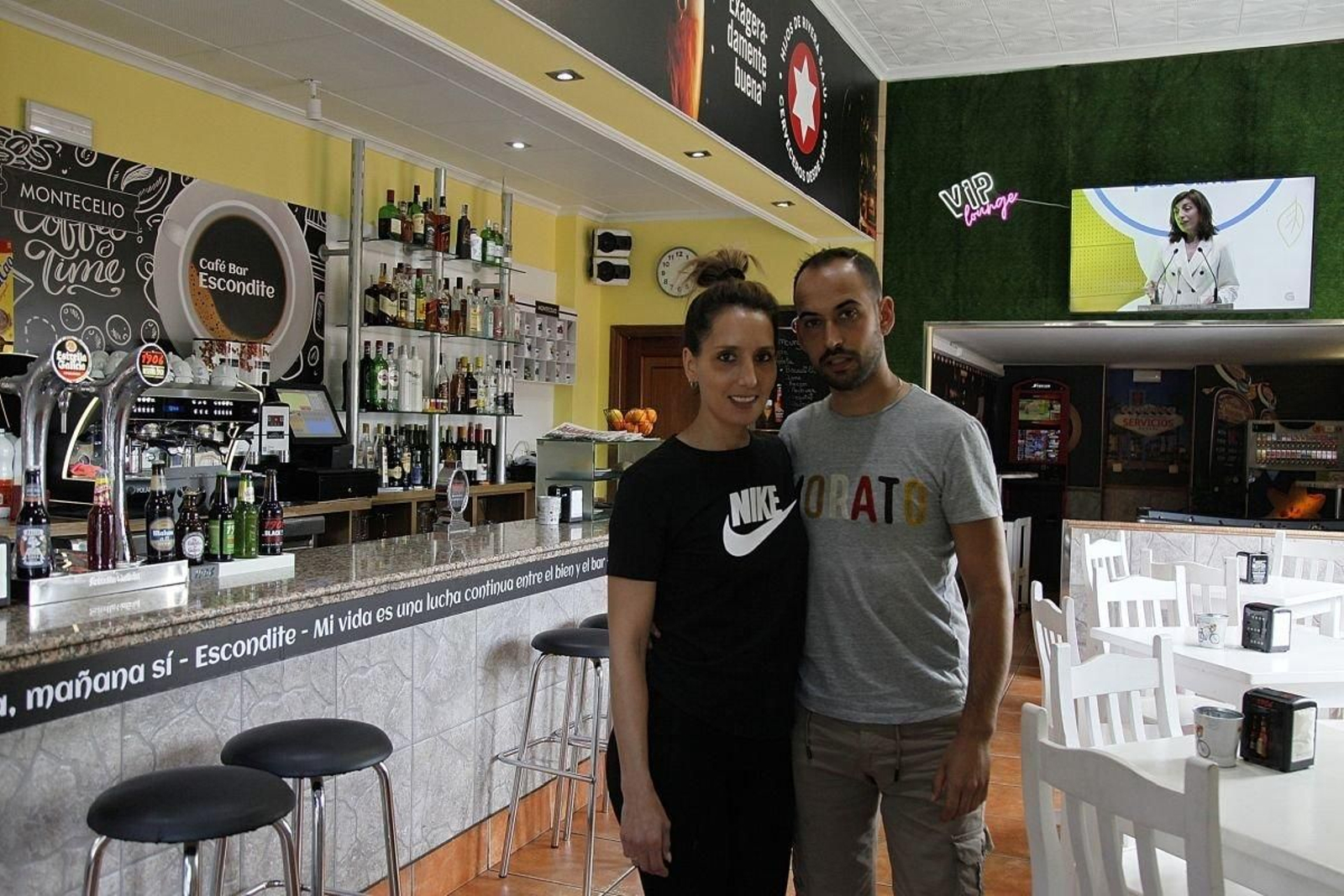 Laura Vázquez y Roberto Oliveira en el Café Bar Escondite.