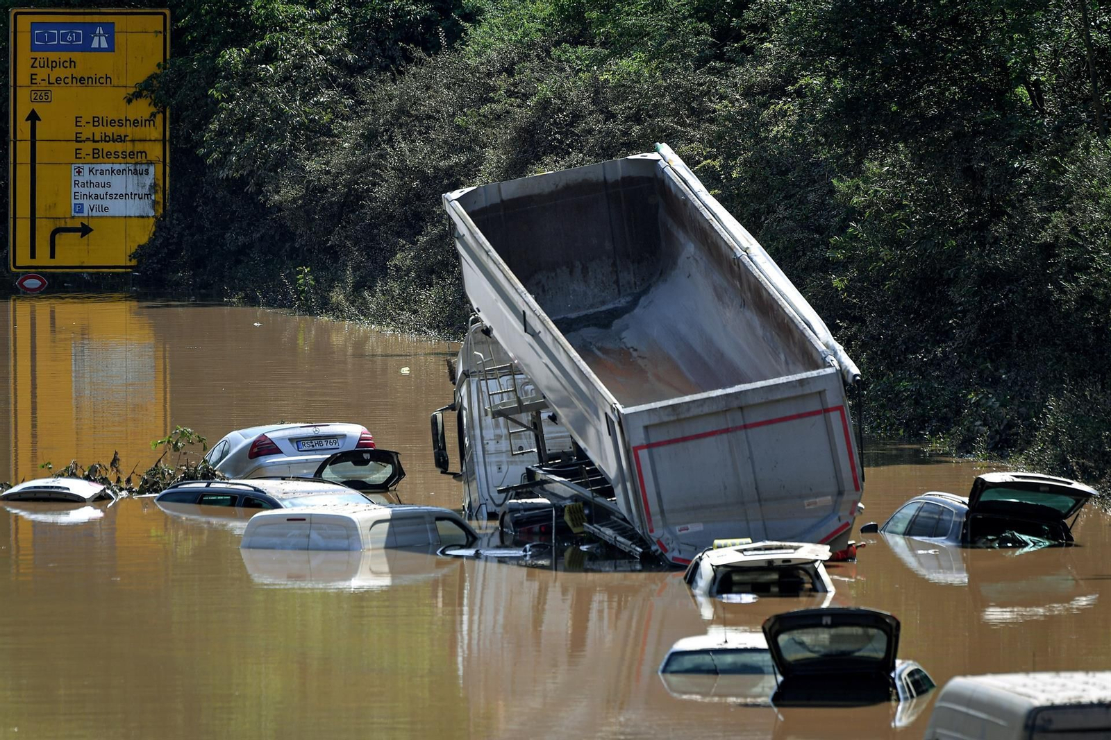 Vehículos atrapados en el agua en Alemania tras las inundaciones por la tormenta