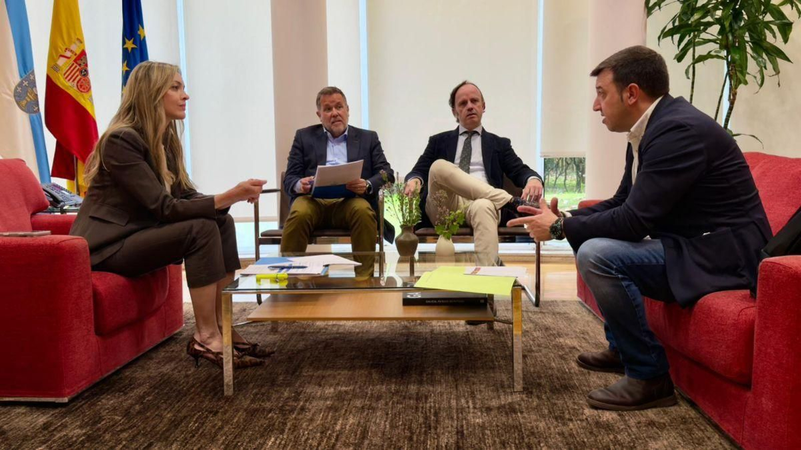 Reunión del alcalde de Manzaneda con la Conselleira de Igualdade.